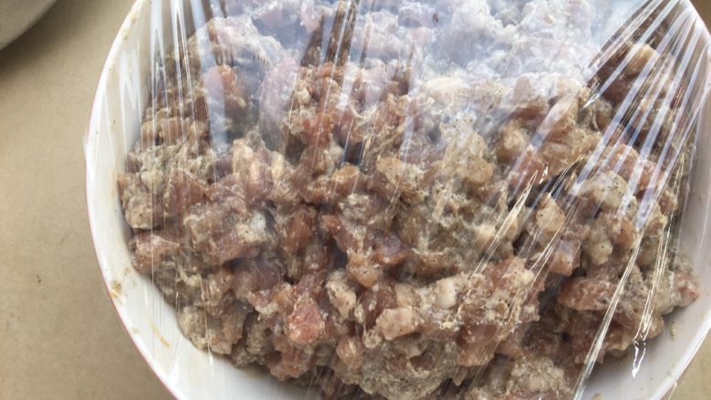 Q弹脆皮肠,将搅拌好的肉封上保鲜膜,然后放在冰箱冻12—24小时,我是一般冻24小时