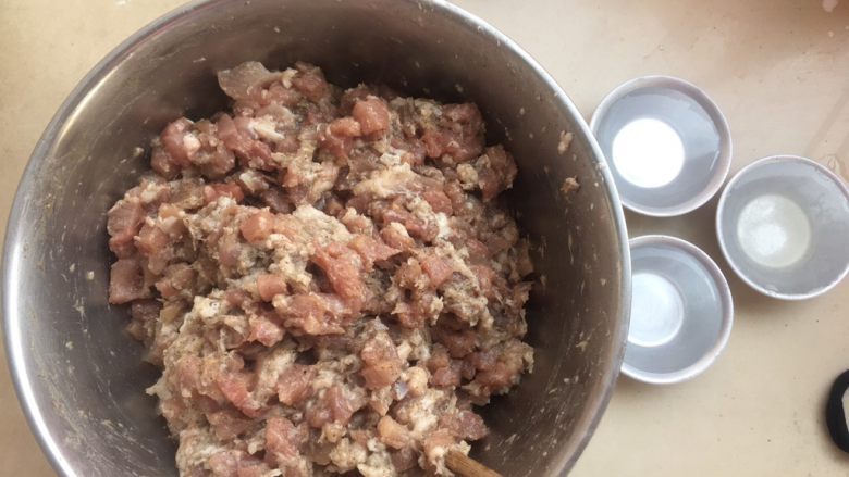 Q弹脆皮肠,准备好冰水,分成三份,然后依次倒入肉中