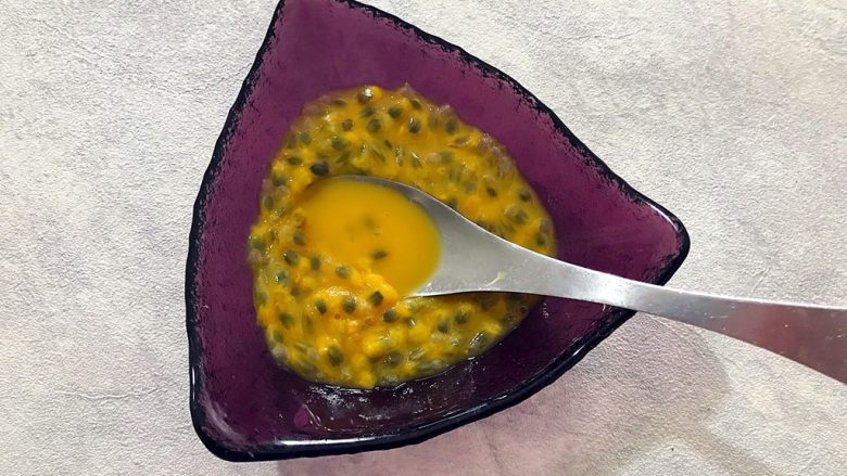 超完美~甜蜜蜜下午茶点(百香果司康),可以稍微捣烂一下下,备用