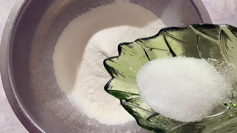 超完美~甜蜜蜜下午茶点(百香果司康),过筛后的低粉内加入细砂糖