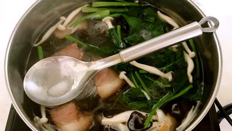 腊肉菌菇蔬菜汤,加入精盐调味,烧开即可