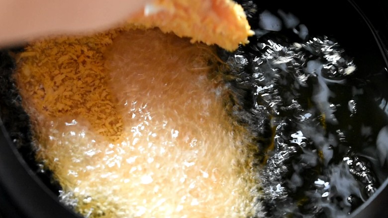 脆皮鸡饭,油温六七成热时下入鸡排,用中小火炸