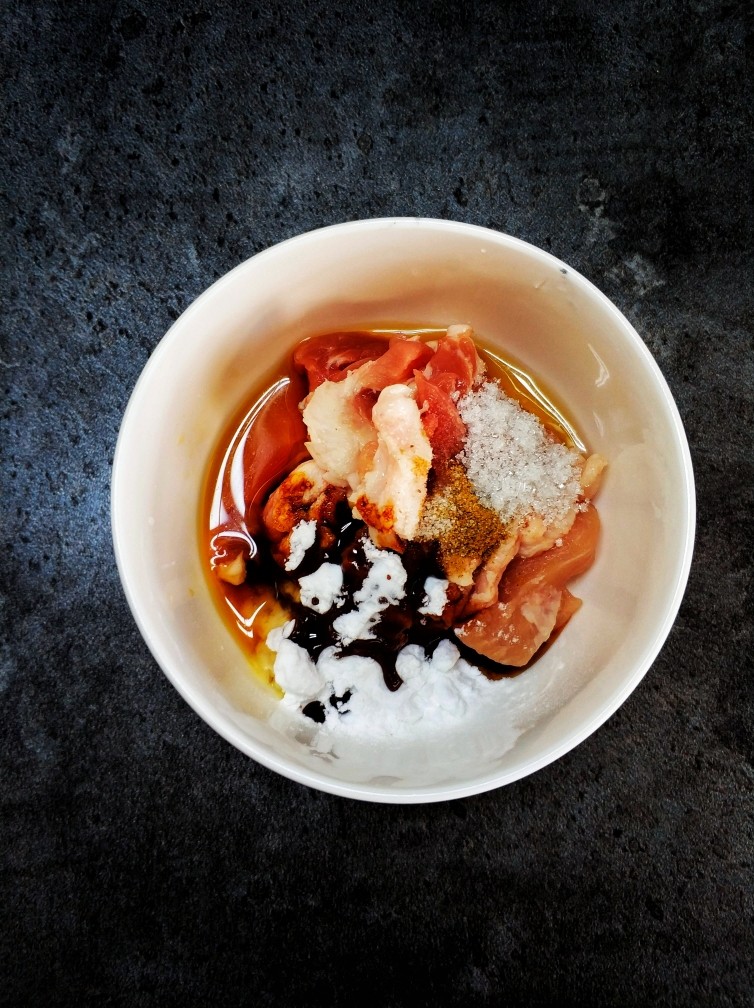 芹菜肉丝,切丝，加一点点盐，一点点<a style='color:red;display:inline-block;' href='/shicai/ 10588'>糖</a>，淀粉，少许水，<a style='color:red;display:inline-block;' href='/shicai/ 744'>五香粉</a>，<a style='color:red;display:inline-block;' href='/shicai/ 692'>酱油</a>，拌匀，加一点油，再拌匀，腌渍10分钟，这样炒肉入味，而且比较嫩