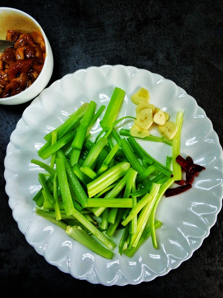 芹菜肉丝,<a style='color:red;display:inline-block;' href='/shicai/ 125'>芹菜</a>去筋切条，蒜切片，少许干<a style='color:red;display:inline-block;' href='/shicai/ 62'>辣椒</a>