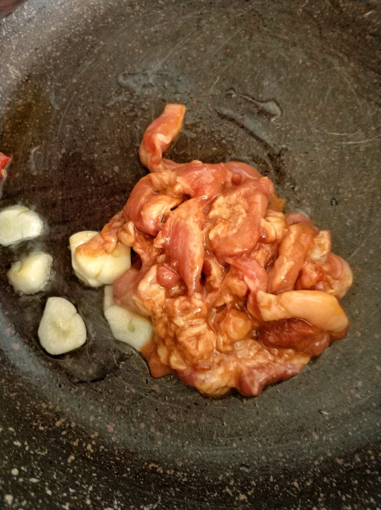 芹菜肉丝,热锅,凉油,下干辣椒和蒜片煸炒,一下再放入腌好的肉丝