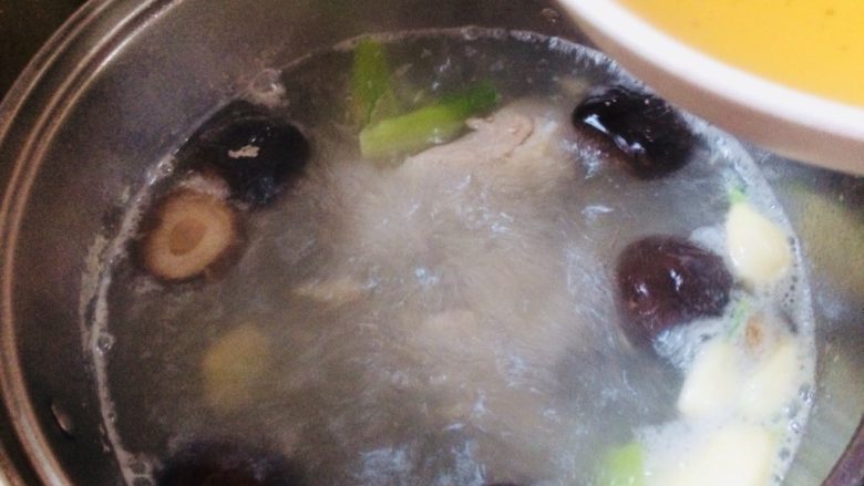 番茄营养排骨火锅,加入香菇和香菇水,煮30分钟。