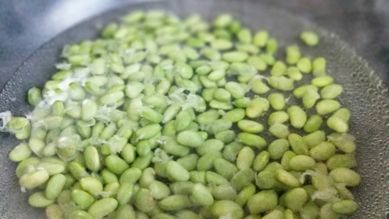 厨房挑战+素菜+雪菜炒毛豆,毛豆焯水,冷水入锅。