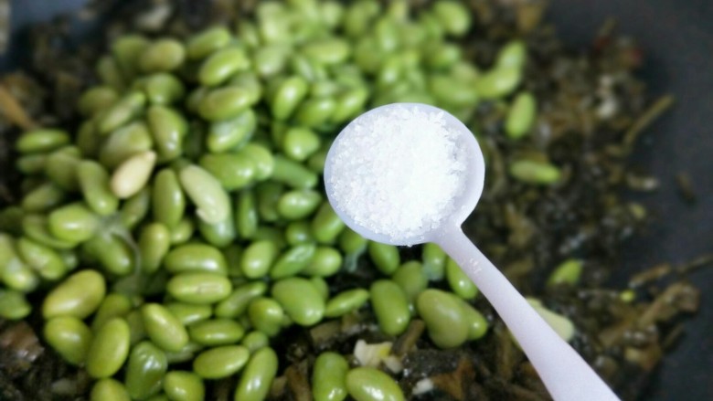 厨房挑战+素菜+雪菜炒毛豆,加入盐,中火翻炒片刻。(根据个人口味放盐量)
