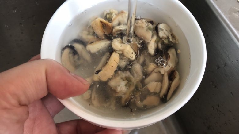 淡菜瑶柱排骨粥~健康养生靓粥,然后再清水清洗2遍,洗干净泥尘杂质