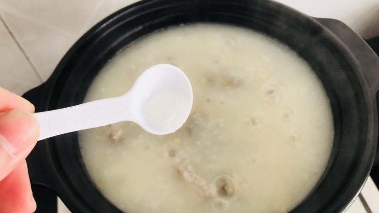淡菜瑶柱排骨粥~健康养生靓粥,熄火前加少许盐调味即可
看,奶白如牛奶呢