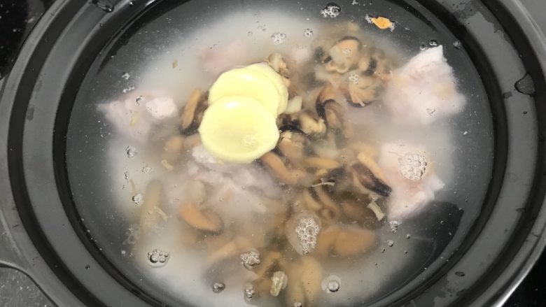 淡菜瑶柱排骨粥~健康养生靓粥,然后把排骨,烘香的淡菜,瑶柱,姜片一起放入砂锅里,没砂锅就用其它锅吧