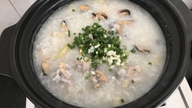淡菜瑶柱排骨粥~健康养生靓粥,可以加些葱花或菜粒点缀