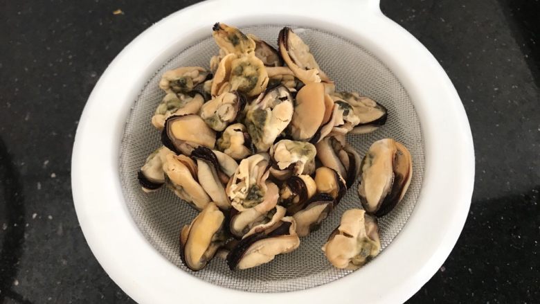 淡菜瑶柱排骨粥~健康养生靓粥,滤干水份备用