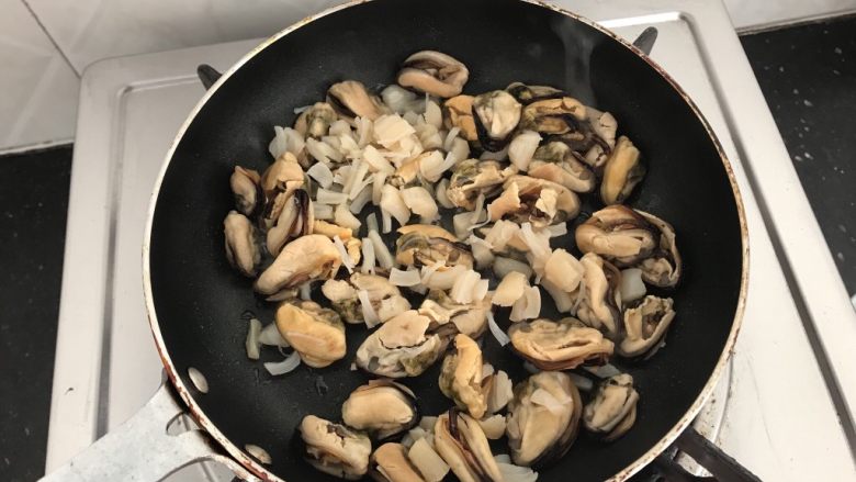 淡菜瑶柱排骨粥~健康养生靓粥,最关键的一步:关乎粥是否鲜美的秘诀
热锅,下少许油,把淡菜,瑶柱倒锅中,小火🔥慢慢烘炒干水份
当然不炒直接煲粥也可以,但我可以肯定的说,味道绝对没有烘炒的香,鲜!而且腥味大减!很多人不习惯吃海产品就是因为腥,所以这样做的粥又香又浓又不腥哟!