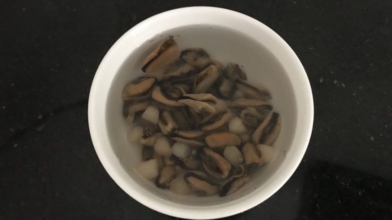 淡菜瑶柱排骨粥~健康养生靓粥,两材料一起先泡1小时,泡软
也可以分开泡,我为省事省一个碗具