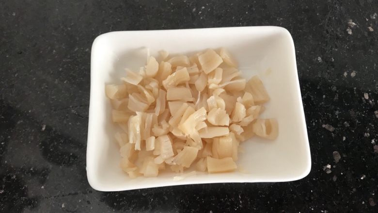 淡菜瑶柱排骨粥~健康养生靓粥,泡好的瑶柱稍微捏碎备用