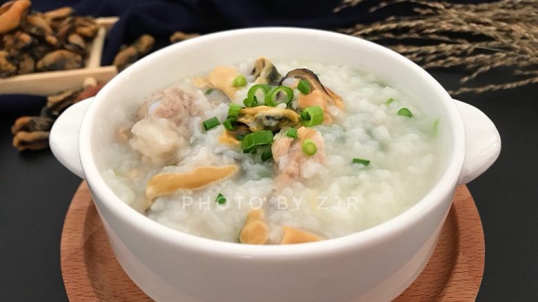 淡菜瑶柱排骨粥~健康养生靓粥,出锅,鲜美无比!
清香,软糯,鲜甜,营养健康满分!😋