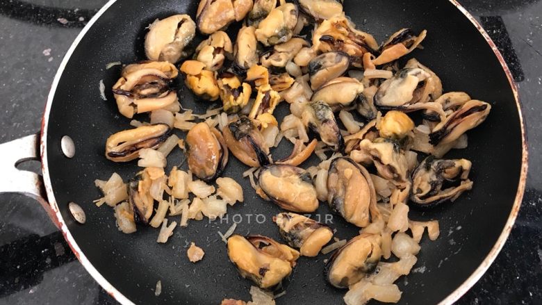 淡菜瑶柱排骨粥~健康养生靓粥,炒至无水份,且闻到一阵阵浓郁的香味,微黄就可以