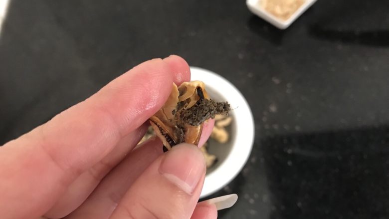 淡菜瑶柱排骨粥~健康养生靓粥,淡菜泡软后,把中间心里面那一小撮毛球拔掉