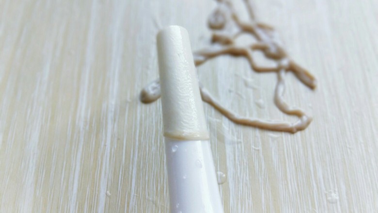 厨房挑战+荤菜+自制肉肠,泡好的肠衣套在灌肠器的口上,如图。