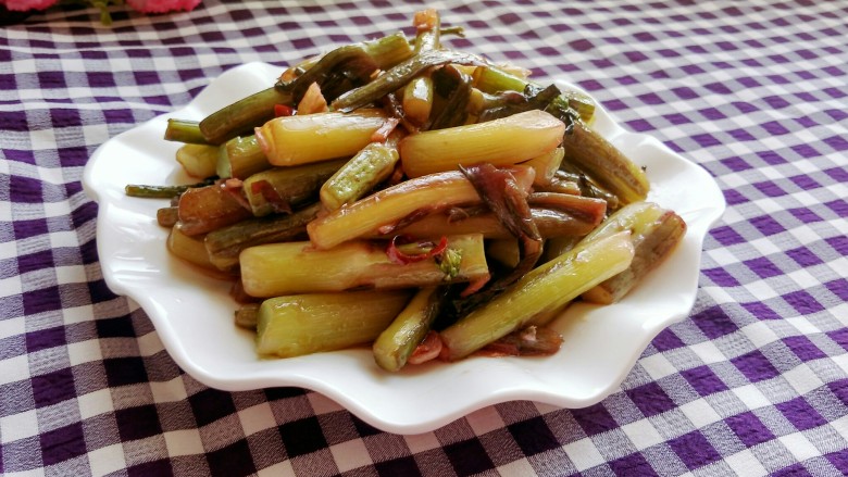 #厨房挑战 #荤菜:照烧鸡腿+素菜:酸辣红菜苔,素菜成品图来一张,武汉的洪山菜苔最有名,打过霜的菜苔又甜又脆。