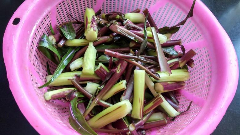 #厨房挑战 #荤菜:照烧鸡腿+素菜:酸辣红菜苔,菜苔择成小段,根部的菜苔去皮,洗净。