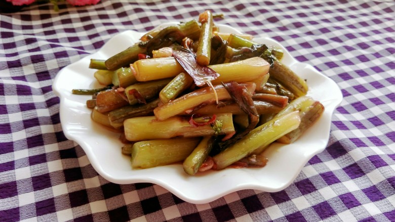 #厨房挑战 #荤菜:照烧鸡腿+素菜:酸辣红菜苔,装盘,酸辣爽口的菜苔炒好了。