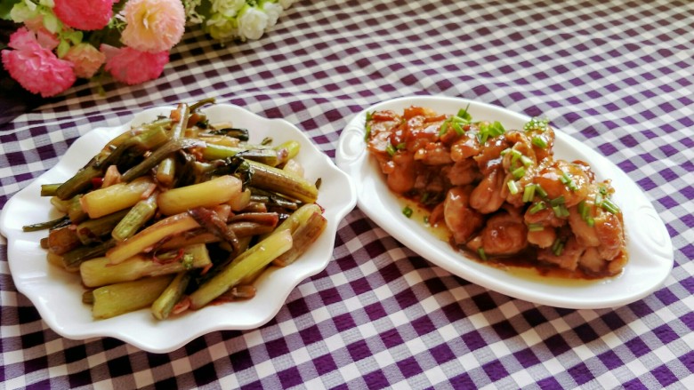 #厨房挑战 #荤菜:照烧鸡腿+素菜:酸辣红菜苔,鸡肉鲜嫩,菜苔酸辣,一荤一素,可以美美的享用啦!