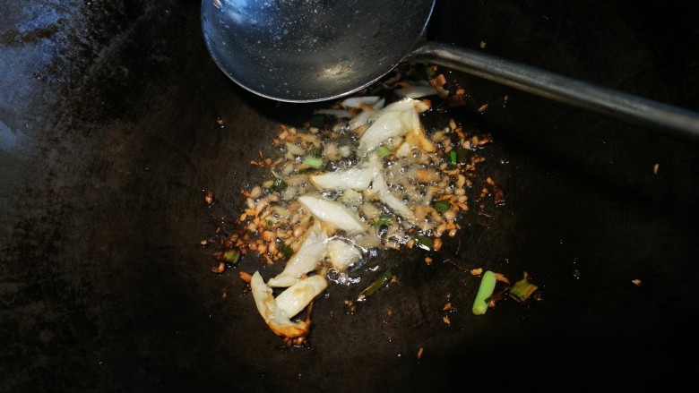 土豆辣椒炒鸡片盖浇饭,留余油(不够就加点),放入葱姜蒜末爆锅