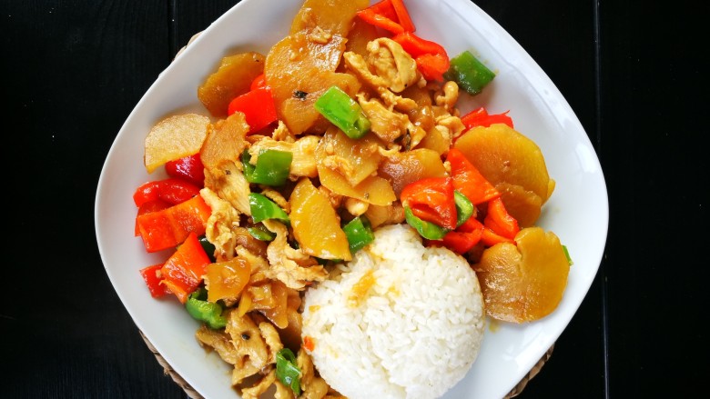 土豆辣椒炒鸡片盖浇饭,起锅,和饭一起装盘