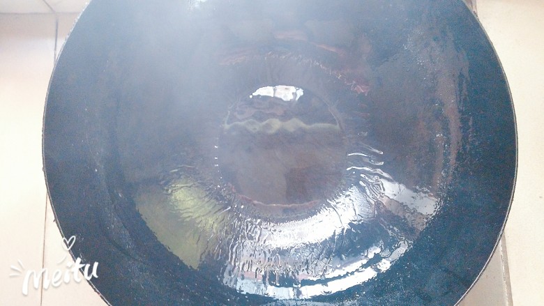 小炒肉,锅烧热后,放少量的油,因为五花肉会出油!