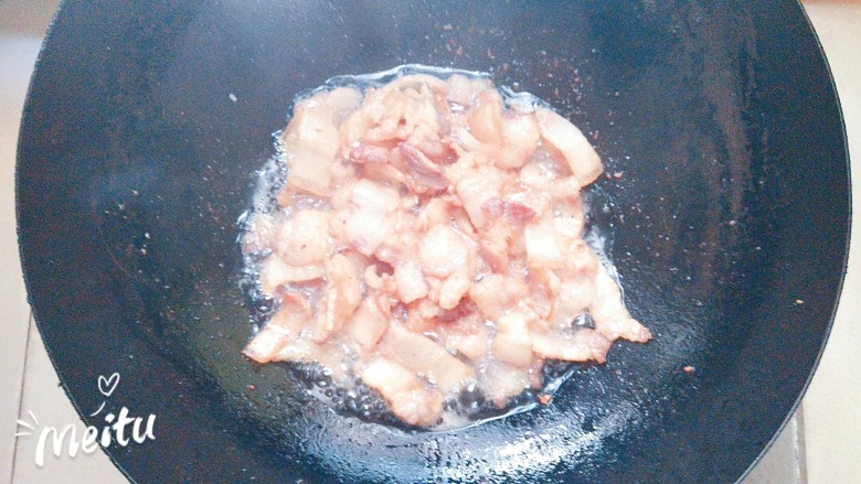 小炒肉,放入腌制入味的五花肉片爆炒至金黄色!然后把炒好的五花肉铲到一个碗里!把锅洗干净!