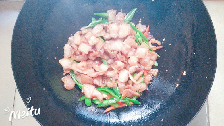 小炒肉,再放入之前爆好的五花肉一起翻炒,炒匀后放一点点水下去,再放点生抽翻拌几下即可!