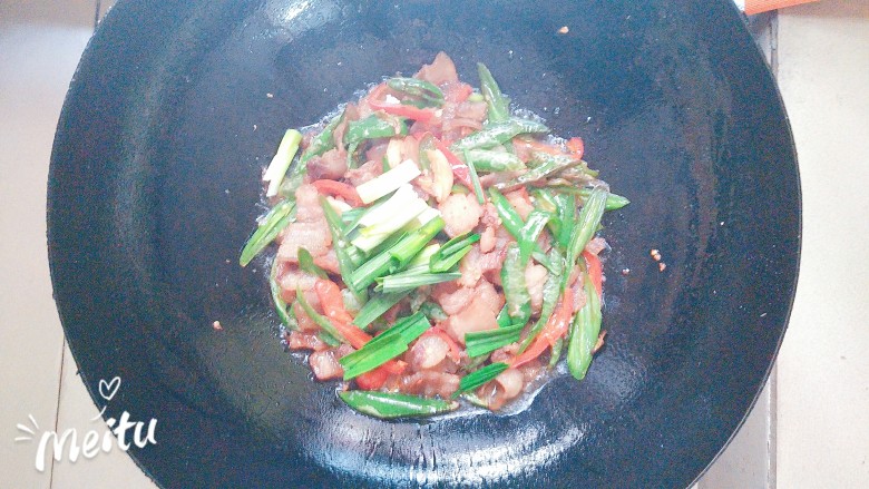 小炒肉,最后在炒好的小炒肉里加入蒜苗段!翻炒几下即可出锅啦!