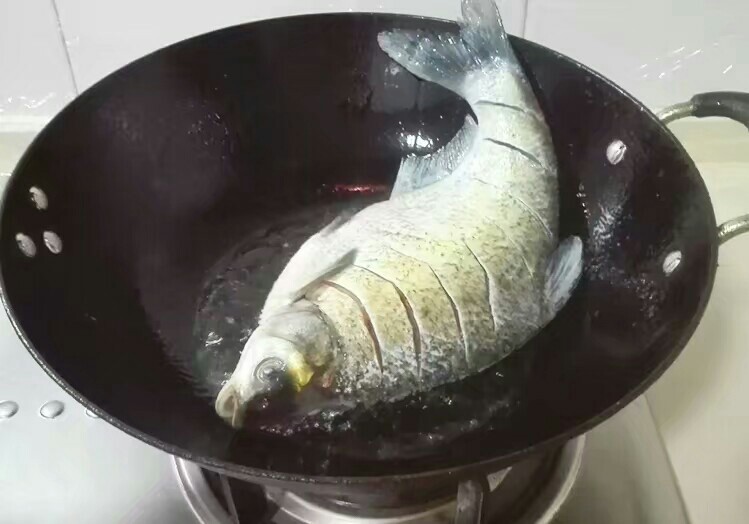 厨房挑战+荤菜+大蒜头黄豆酱烧鳊鱼,热锅热油,放鳊鱼下锅