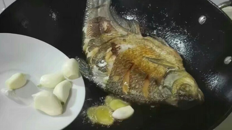 厨房挑战+荤菜+大蒜头黄豆酱烧鳊鱼,放姜片,蒜头
