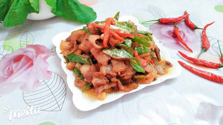 小炒肉,色香味俱全的小炒肉完美出炉,一个字香,两个字,很香,三个字,超级香,太下饭了,今天中午,我又吃了两碗饭,这要是再长不肥,我自己都没法了!哈哈哈哈!