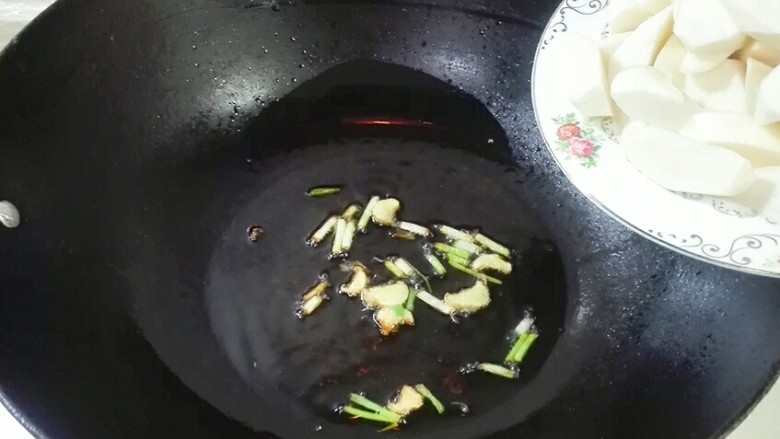 厨房挑战+素菜+香葱酱油滚动茭白块,锅热倒油爆香姜片葱白,放茭白块