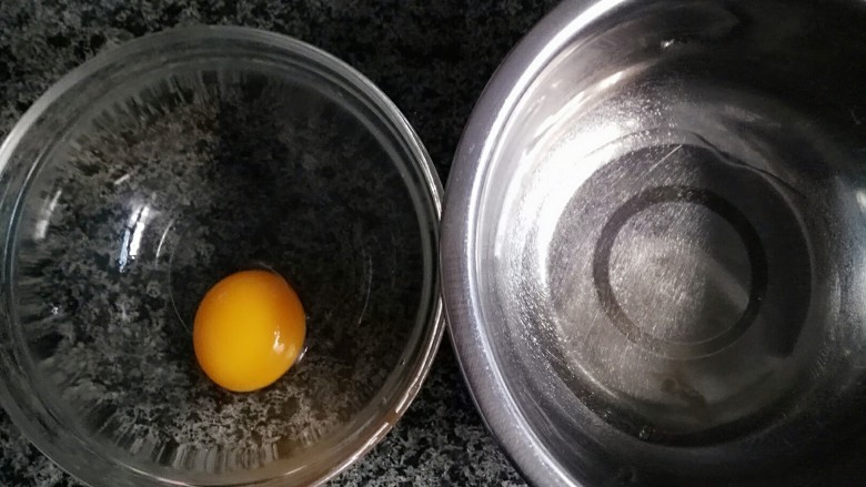 平底锅紫薯夹心蛋糕卷
宝宝辅食,取两个干净无水的容器
分离蛋黄和蛋白