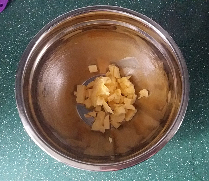 蜜豆菠萝包,面包机和面的时候可制作菠萝皮:将软化的黄油A切小粒