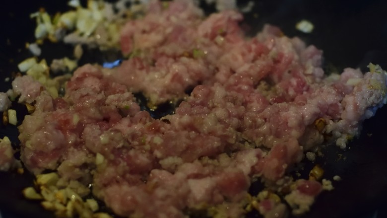 超快手无添加意面酱,倒入肉末,转大火,立即炒散。