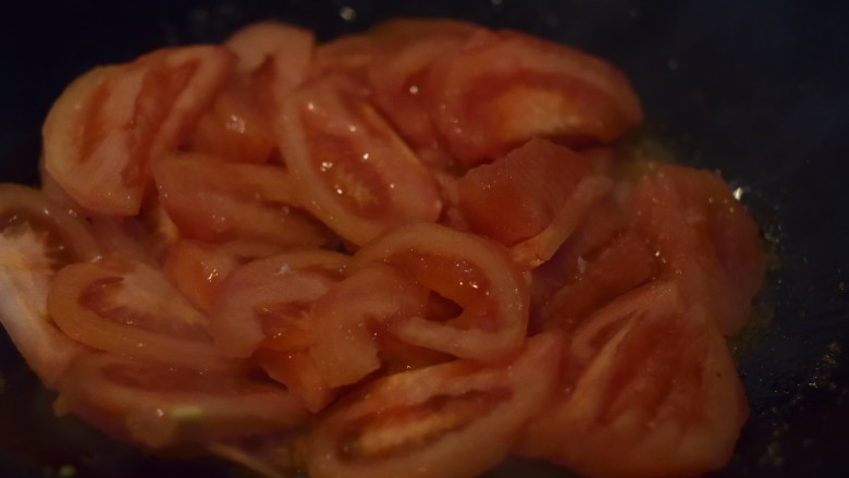 超快手无添加意面酱,把锅洗净,烧干后加入另一汤匙油,倒入番茄片。