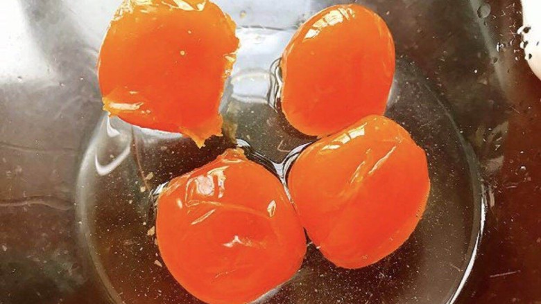 蛋黄酥,水油皮静置的时间可以做馅料:蛋黄喷白酒,