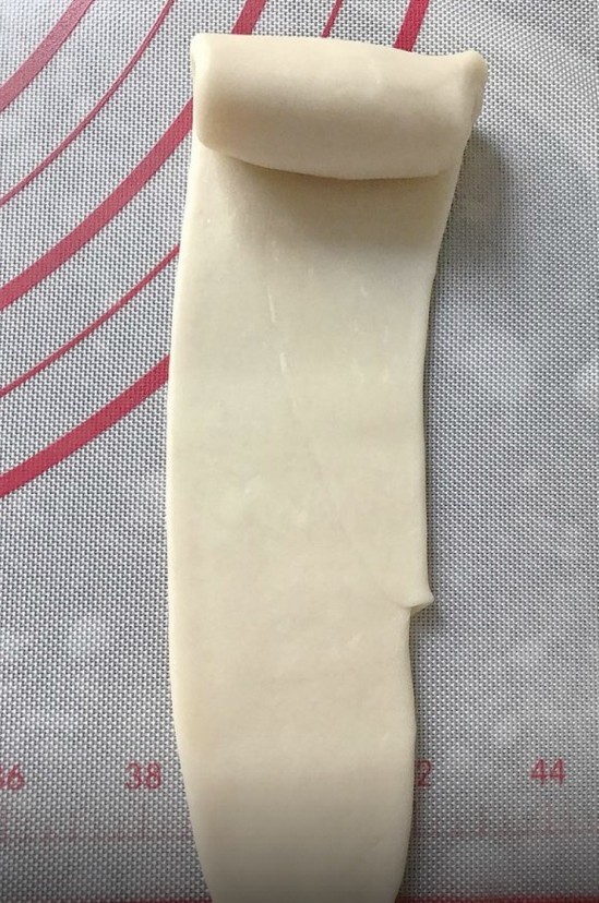 蛋黄酥,再次擀成牛舌状,卷起