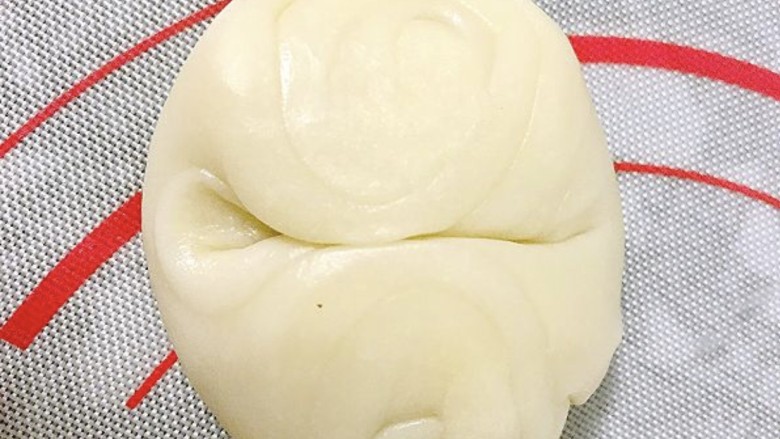 蛋黄酥,朝中间对折,并擀成圆形