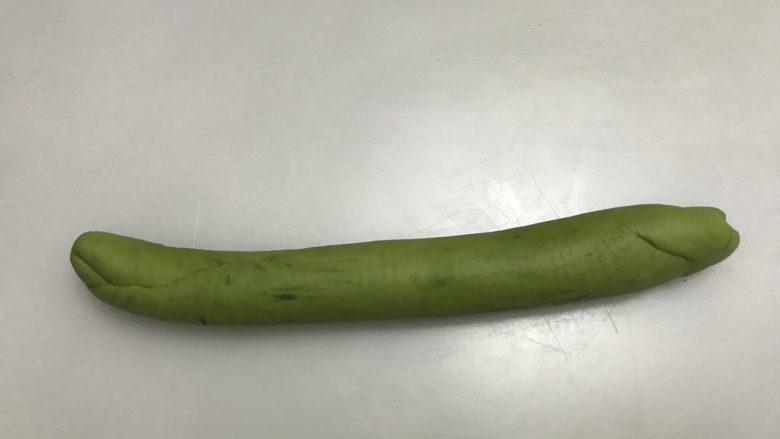 清新小树吐司,卷起。搓成模具的长度。