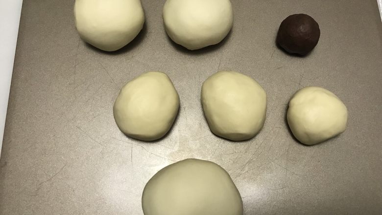 清新小树吐司,2个90克,1个40克的白面团,剩下的面团也滚圆备用。