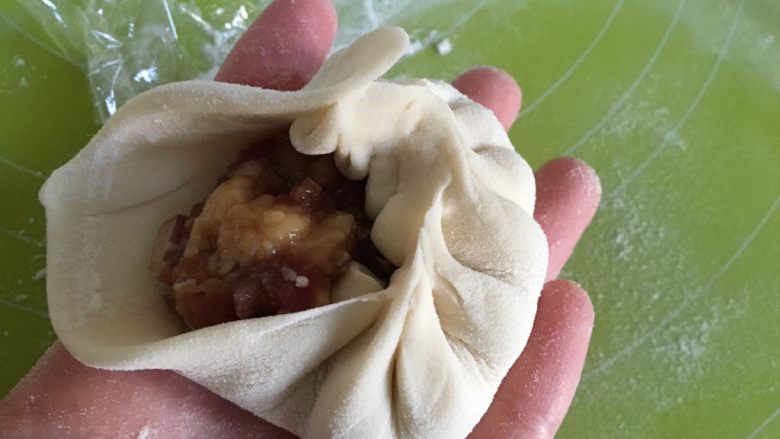牛肉馅饼,跟包包子一样的手法,一边推捏直到收口