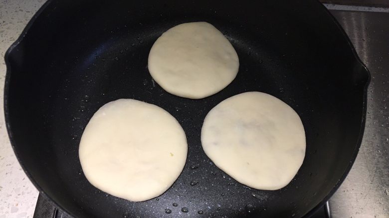 牛肉馅饼,不粘平底锅内抹一层食用油,放入生饼胚,先小火煎一面