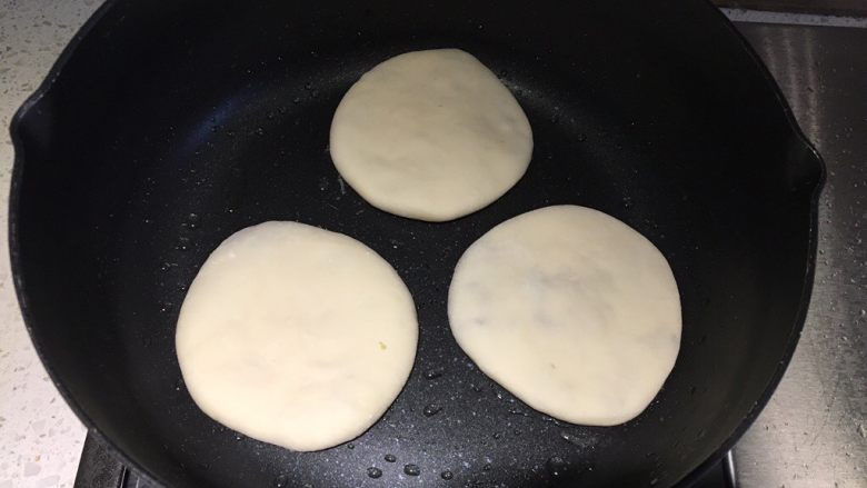 牛肉馅饼,不粘平底锅内抹一层食用油，放入生饼胚，先小火煎一面